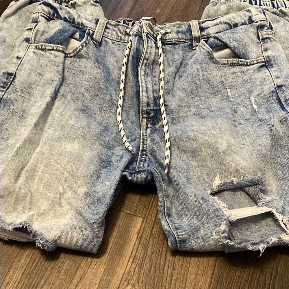 Women’s distressed jeans